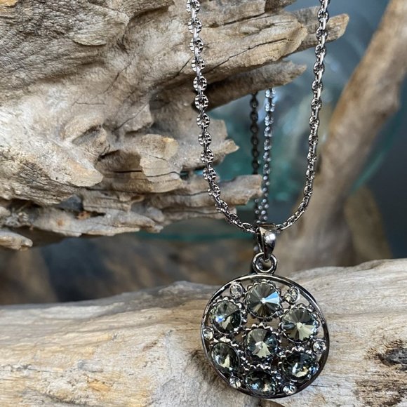 NWT-Antique Silver Color Necklace with Grey Stones in Pendant 16" - Picture 1 of 4